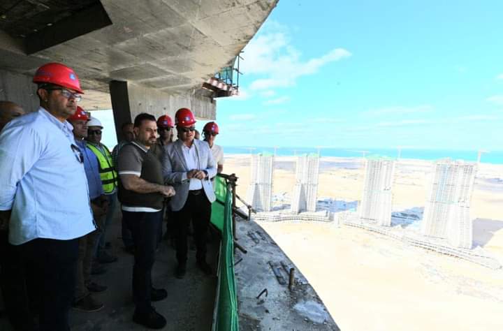 من أعلى نقطة بالعلمين الجديدة.. وزير الإسكان يتفقد موقف تنفيذ أبراج الداون تاون و"كريستال لاجون"